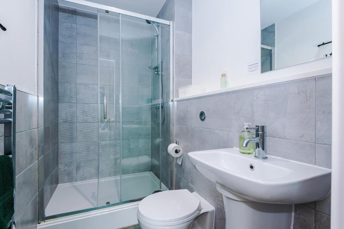 Sleeps 6, Stunning 2bed With Dart Board & Amazing Views Apartment Manchester